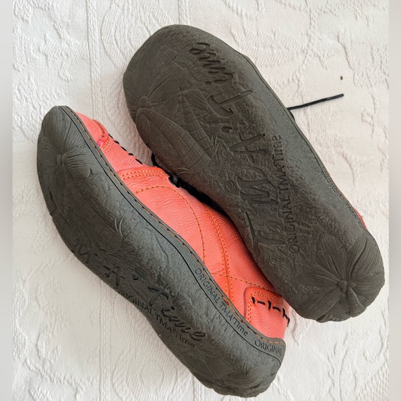 TMA Eyes Shoes - Picture 2 of 5